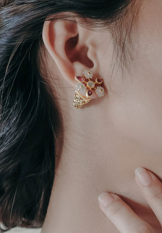 Anggrek subeng matching well to your beauty and grace is yet another creation carved out of seashell with white-golden colour, coloured stone in 14 carat gold-plated sterling silver. 