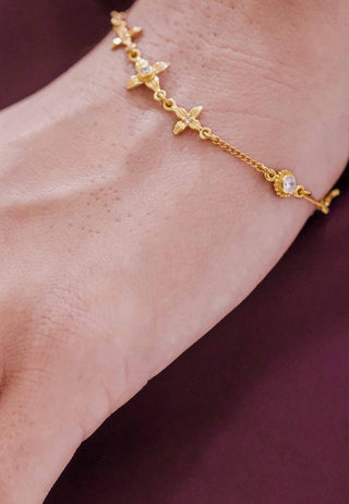 A minimalistic gold-plated chain bracelet made from silver with tiny Asoka petals as design motif for your everyday look.